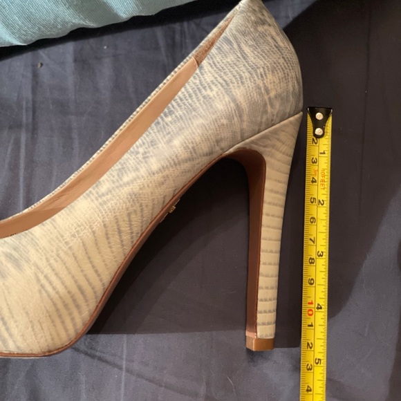 Pour La Victoire Heels / Pumps / Platforms Size 9 in Light Blue Leather Snake - Picture 3 of 4